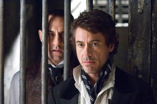 Lord Blackwood (Mark Strong) es el oponente de Sherlock Holmes (Robert Downey Jr)